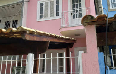 Imagem: A casa possui 2 Dormitórios, 2 Banheiros, 1 Vaga na garagem