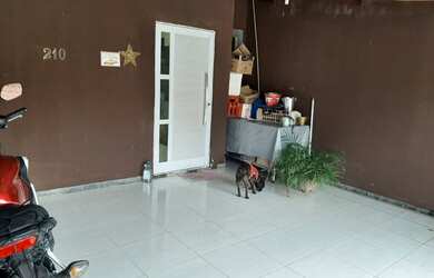 Imagem: A casa possui 3 Dormitórios, 1 Suíte, 1 Banheiro, 1 Vaga na