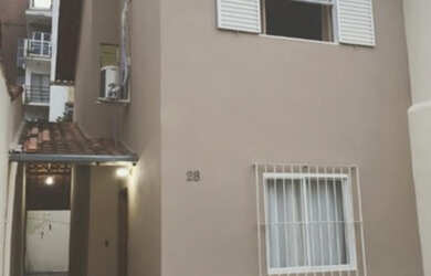 Imagem: A casa possui 2 Dormitórios, 1 Banheiro, 2 Vagas na garagem