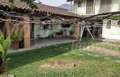 Imagem: A casa possui 4 Dormitórios, 4 Suítes, 8 Banheiros, 4 Vagas