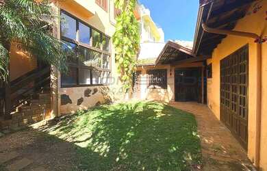 Imagem: A casa possui 4 Dormitórios, 3 Suítes, 5 Banheiros, 4 Vagas