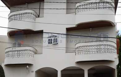 Imagem: A casa em condomínio possui 4 Dormitórios, 2 Suítes, 8 Banheiros