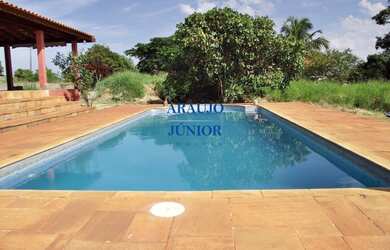 Imagem: A chácara possui 2 Dormitórios, 2 Banheiros, 3 Vagas na garagem