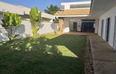 Imagem: A casa em condomínio possui 4 Dormitórios, 4 Suítes, 4 Banheiros