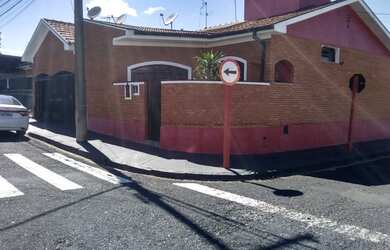 Imagem: A casa possui 3 Dormitórios, 1 Suíte, 2 Banheiros, 2 Vagas