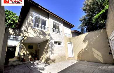 Imagem: A casa possui 4 Dormitórios, 2 Suítes, 5 Banheiros, 4 Vagas