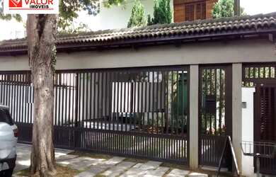 Imagem: A casa possui 4 Dormitórios, 2 Suítes, 5 Banheiros, 5 Vagas