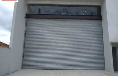 Imagem: O depósito possui 3 Banheiros, 4 Vagas na garagem, 328m² de