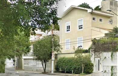 Imagem: A casa possui 4 Dormitórios, 2 Suítes, 5 Banheiros, 8 Vagas