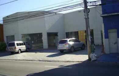 Imagem: A loja possui 840m² de Área, 694m² de Área Privada e está