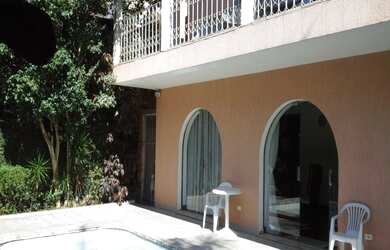 Imagem: A casa possui 4 Dormitórios, 2 Suítes, 6 Banheiros, 5 Vagas