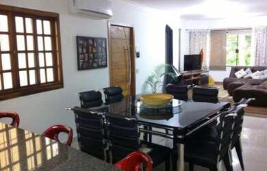 Imagem: A casa possui 3 Dormitórios, 1 Suíte, 3 Banheiros, 5 Vagas