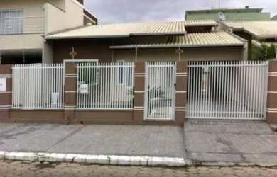 Imagem: A casa possui 3 Dormitórios, 1 Suíte, 2 Banheiros e está