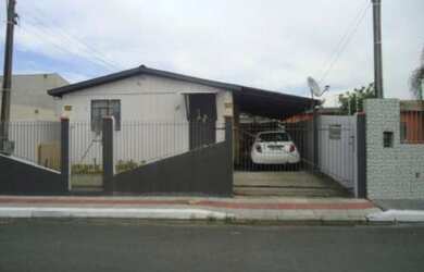 Imagem: A casa possui 3 Dormitórios, 1 Banheiro, 2 Vagas na garagem