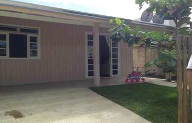 Imagem: A casa possui 3 Dormitórios, 2 Banheiros, 1 Vaga na garagem