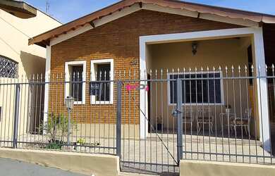 Imagem: A casa possui 3 Dormitórios, 2 Suítes, 4 Banheiros, 2 Vagas