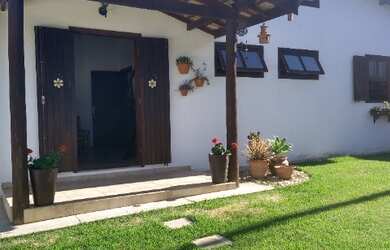 Imagem: A casa possui 3 Dormitórios, 2 Suítes, 4 Banheiros, 623m²