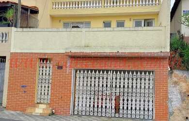 Imagem: A casa possui 3 Dormitórios, 3 Suítes, 2 Banheiros, 1 Vaga