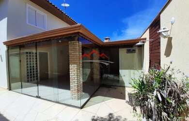 Imagem: A casa possui 3 Dormitórios, 1 Suíte, 2 Banheiros, 3 Vagas