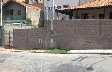 Imagem: A casa possui 2 Dormitórios, 2 Banheiros, 290m² de Área e