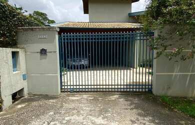 Imagem: A casa possui 3 Dormitórios, 1 Suíte, 4 Banheiros, 2 Vagas