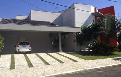 Imagem: A casa em condomínio e possui 5 Dormitórios, 5 Suítes, 8