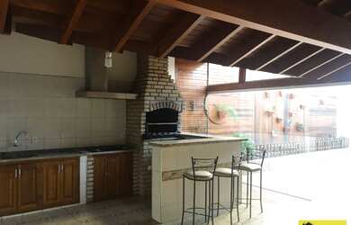 Imagem: A casa em condomínio possui 3 Dormitórios, 3 Suítes, 5 Banheiros