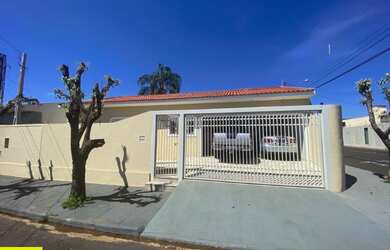 Imagem: A casa possui 3 Dormitórios, 2 Suítes, 3 Banheiros, 2 Vagas