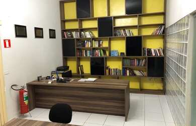 Imagem: A loja possui 3 Dormitórios, 4 Banheiros, 5 Vagas na garagem