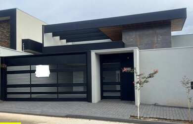 Imagem: A casa possui 3 Dormitórios, 3 Suítes, 4 Banheiros, 2 Vagas