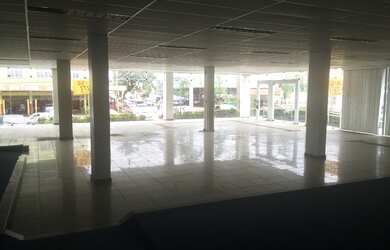 Imagem: A sala comercial possui 4 Banheiros, 6 Vagas na garagem, 600m²