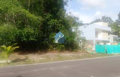 Imagem: O terreno e possui Dormitórios, Suítes, Banheiros, 465-0m²