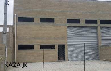 Imagem: O depósito possui 2 Banheiros, 4 Vagas na garagem, 390m² de