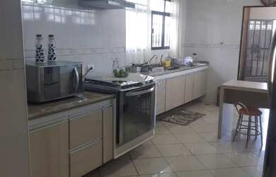 Imagem: A casa possui 4 Dormitórios, 2 Suítes, 5 Banheiros, 2 Vagas