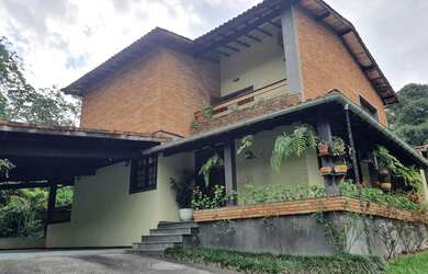 Imagem: A casa em condomínio possui 4 Dormitórios, 1 Suíte, 4 Banheiros