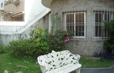 Imagem: A casa possui 6 Dormitórios, 2 Banheiros, 6 Vagas na garagem