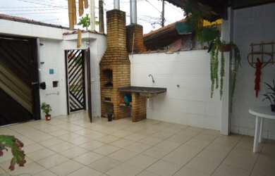 Imagem: A casa possui 4 Dormitórios, 1 Suíte, 3 Banheiros, 4 Vagas