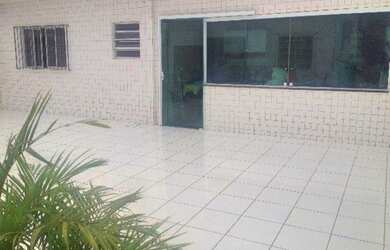 Imagem: A casa possui 3 Dormitórios, 1 Suíte, 3 Banheiros, 4 Vagas