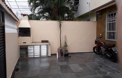 Imagem: A casa possui 3 Dormitórios, 3 Banheiros, 2 Vagas na garagem