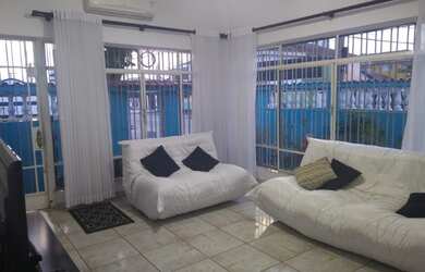 Imagem: A casa possui 2 Dormitórios, 1 Banheiro, 2 Vagas na garagem