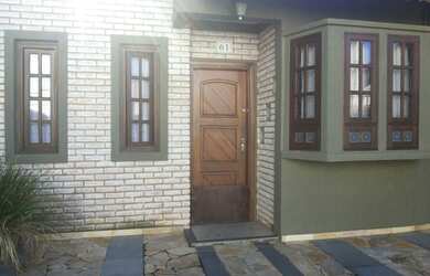 Imagem: A casa possui 5 Dormitórios, 1 Suíte, 3 Banheiros, 2 Vagas