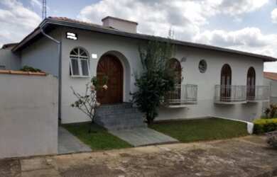 Imagem: A loja possui 3 Dormitórios, 1 Suíte, 2 Banheiros, 2 Vagas