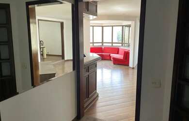 Imagem 3: 4 dormitórios, 2 suíte, 5 banheiro, 3 vagas na garagem, 227M² de Área Construída