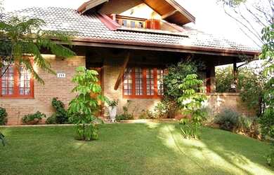 Imagem: A casa em condomínio possui 4 Dormitórios, 2 Suítes, 4 Banheiros