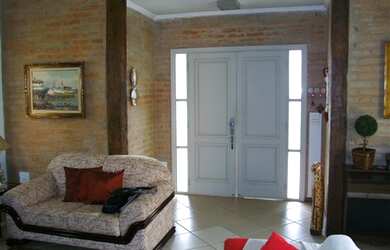 Imagem: A casa em condomínio possui 4 Dormitórios, 3 Suítes, 6 Banheiros