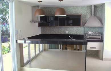 Imagem: A casa em condomínio possui 4 Dormitórios, 4 Suítes, 7 Banheiros