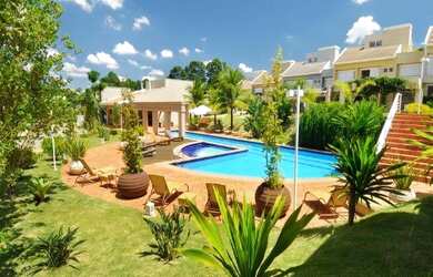 Imagem: A casa em condomínio possui 4 Dormitórios, 2 Suítes, 5 Banheiros