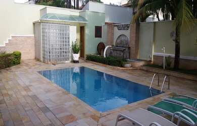 Imagem: A casa em condomínio possui 4 Dormitórios, 2 Suítes, 6 Banheiros