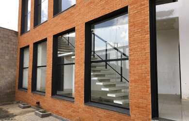 Imagem: A sala comercial possui 4 Banheiros, 5 Vagas na garagem, 284m²