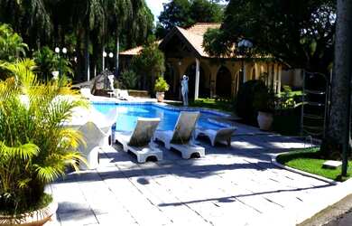 Imagem: A casa em condomínio possui 4 Dormitórios, 4 Suítes, 6 Banheiros